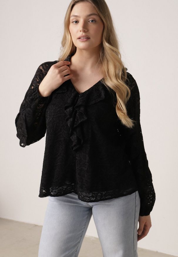 Born2be - Czarna Bluzka z Koronki Ozdobiona Falbankami Sewola. Typ kołnierza: kołnierz z falbankami. Kolor: czarny. Materiał: koronka. Wzór: aplikacja, koronka. Styl: elegancki