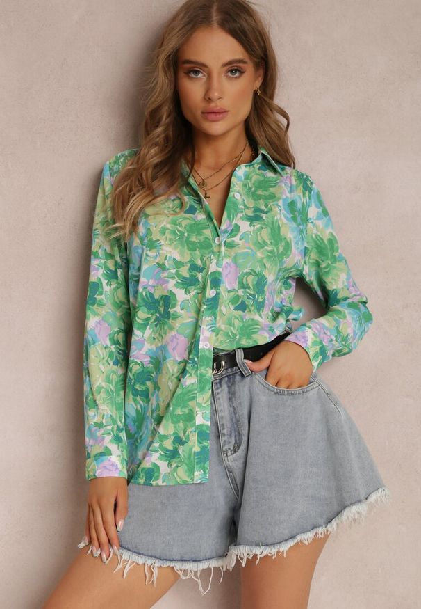 Renee - Zielona Koszula Artamia. Typ kołnierza: kołnierzyk klasyczny. Kolor: zielony. Materiał: jeans. Długość rękawa: długi rękaw. Długość: długie. Wzór: kwiaty. Styl: elegancki, klasyczny