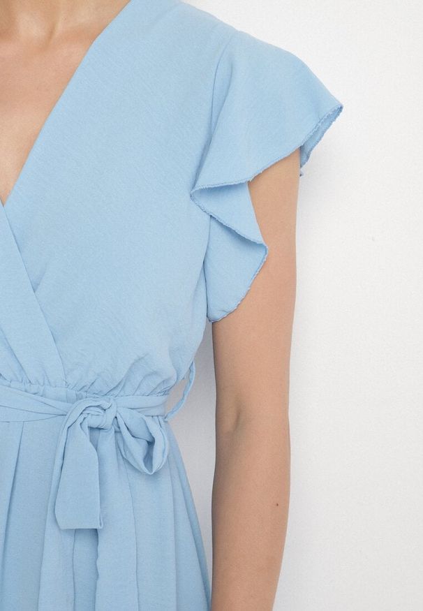 Born2be - Jasnoniebieska Rozkloszowana Sukienka Ozdobiona Falbanką i Paskiem Natiellea. Okazja: na co dzień. Typ kołnierza: kołnierz z falbankami. Kolor: niebieski. Wzór: aplikacja. Styl: casual