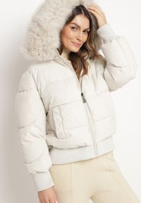 Born2be - Jasnobeżowa Pikowana Kurtka z Szerokimi Ściągaczami i Ozdobnym Futrem przy Kapturze Inandria. Okazja: na co dzień, na spotkanie biznesowe, do pracy. Kolor: beżowy. Materiał: futro. Długość rękawa: długi rękaw. Długość: długie. Styl: biznesowy, casual, elegancki, klasyczny #2
