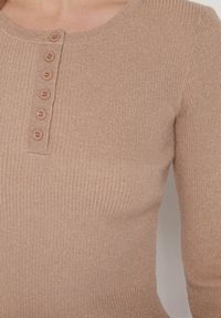 Born2be - Beżowy Sweter z Wiskozą Zdobiony Metaliczną Nicią i Guzikami przy Dekolcie Lianola. Okazja: na co dzień. Kolor: beżowy. Materiał: wiskoza. Wzór: aplikacja. Styl: casual