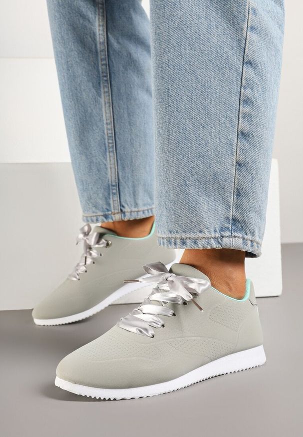 Born2be - Szaro-Niebieskie Sneakersy Półbuty Ozdobione Wstążką Filarissa. Okazja: na co dzień. Kolor: szary. Materiał: jeans. Wzór: aplikacja