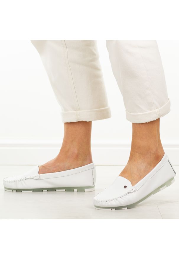 Białe skórzane mokasyny damskie Filippo Dp2037/26. Okazja: na co dzień, na spacer. Nosek buta: okrągły. Kolor: biały. Materiał: skóra. Sezon: wiosna, lato. Obcas: na obcasie. Styl: casual, klasyczny, elegancki