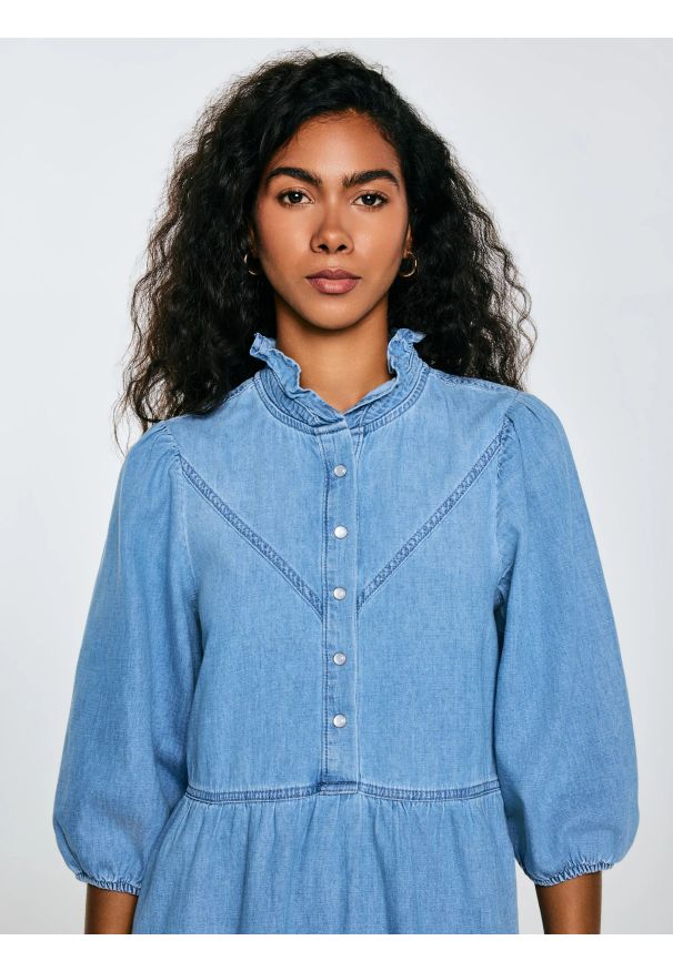 Big-Star - Sukienka damska mini jeansowa niebieska Rosalie 280. Okazja: na co dzień. Typ kołnierza: kołnierzyk stójkowy. Kolor: niebieski. Materiał: jeans. Styl: casual. Długość: mini