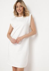 Born2be - Biała Sukienka Pudełkowa z Podkreślonymi Ramionami Mimossa. Kolor: biały. Długość rękawa: bez rękawów. Styl: wakacyjny #2
