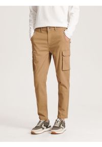 Reserved - Spodnie cargo slim fit - brązowy. Kolor: brązowy. Materiał: tkanina, bawełna
