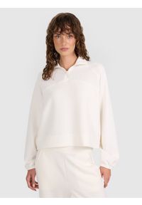 4f - 4F Bluza dresowa nierozpinana z modalem damska - biała M. Okazja: na co dzień. Typ kołnierza: kołnierzyk stójkowy, bez kaptura. Kolor: biały. Materiał: dresówka. Długość rękawa: raglanowy rękaw. Wzór: gładki, ze splotem. Styl: sportowy, casual. Sport: fitness