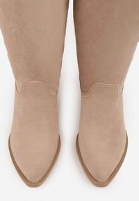 Born2be - Ciemnobeżowe Gładkie Kozaki Kowbojki z Imitacji Zamszu na Stożkowym Obcasie Karelia. Okazja: na co dzień. Kolor: beżowy. Materiał: zamsz. Wzór: gładki. Obcas: na obcasie. Styl: boho, elegancki, klasyczny, casual. Wysokość obcasa: średni #5