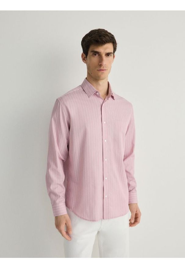 Reserved - Koszula comfort fit w paski - pastelowy róż. Kolor: różowy. Materiał: tkanina, wiskoza. Wzór: paski
