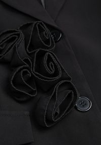 Born2be - Czarna Marynarka Sukienka Zapinana na Guziki z Kieszeniami i Aplikacją 3D Różyczek Velira. Okazja: na co dzień. Kolor: czarny. Wzór: aplikacja. Typ sukienki: proste. Styl: casual, elegancki, klasyczny #5