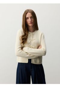 Reserved - Kardigan z kokardami - kremowy. Typ kołnierza: kokarda. Kolor: kremowy. Materiał: wełna, dzianina #1