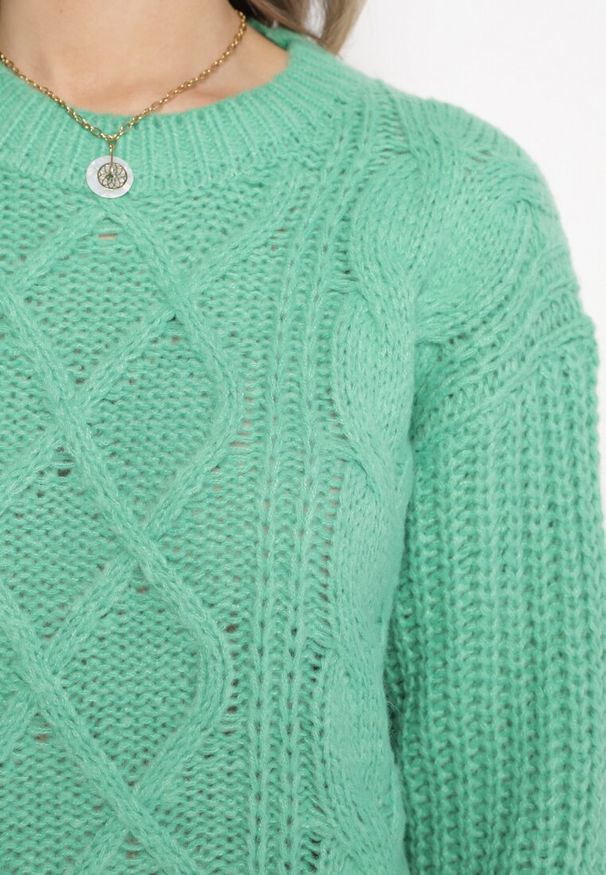 Born2be - Zielony Sweter z Ozdobnym Splotem Pogaria. Okazja: na co dzień. Kolor: zielony. Materiał: jeans. Wzór: ze splotem. Styl: casual, elegancki