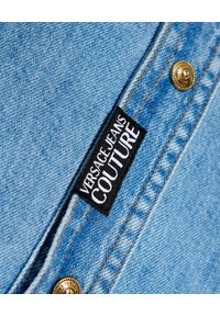 Versace Jeans Couture - VERSACE JEANS COUTURE - Denimowa koszula z ozdobnym logo. Okazja: na co dzień. Kolor: niebieski. Materiał: bawełna, materiał. Długość rękawa: długi rękaw. Długość: długie. Styl: casual #3