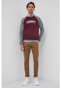 TOMMY HILFIGER - Tommy Hilfiger Bluza bawełniana męska kolor bordowy z nadrukiem. Okazja: na co dzień. Kolor: czerwony. Materiał: bawełna. Wzór: nadruk. Styl: casual #3