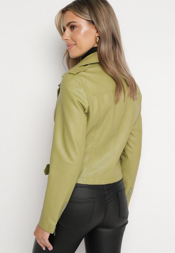 Born2be - Jasnozielona Kurtka Ramoneska z Asymetrycznym Suwakiem i Regulowanym Paskiem Bralissa. Okazja: na co dzień. Kolor: zielony. Materiał: jeans. Styl: elegancki, casual, rockowy