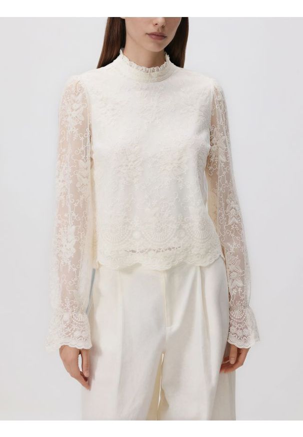 Reserved - Bluzka z haftem - złamana biel. Materiał: tkanina. Wzór: haft