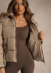 Renee - Beżowa Kurtka Puffer z Pikowanymi Przeszyciami i Odpinanym Kapturem Gallerea. Okazja: na co dzień, na spacer. Kolor: beżowy. Materiał: zamsz, jeans, poliester, dzianina. Styl: sportowy, casual #5