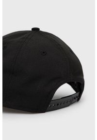 New Era czapka kolor czarny z aplikacją. Kolor: czarny. Materiał: włókno. Wzór: aplikacja