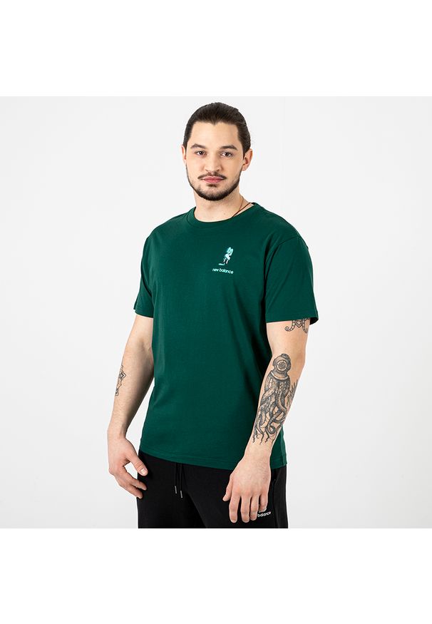 Koszulka New Balance MT13932NWG - zielona. Okazja: na co dzień. Kolor: zielony. Materiał: bawełna, materiał. Wzór: nadruk, kolorowy. Styl: sportowy, casual