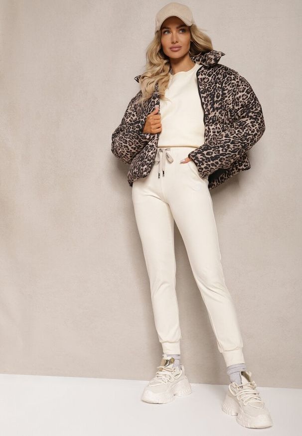 Renee - Jasnobeżowe Spodnie Dresowe z Bawełny High Waist Dopasowane Trudia. Okazja: do domu. Stan: podwyższony. Kolor: beżowy. Materiał: bawełna, dresówka. Styl: elegancki
