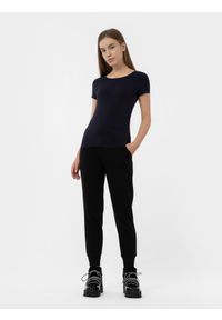 4f - Spodnie dresowe joggery damskie. Kolor: czarny. Materiał: dresówka