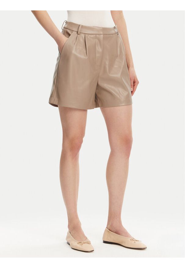 only - ONLY Szorty z imitacji skóry Saramy 15338008 Beżowy Regular Fit. Kolor: beżowy. Materiał: skóra