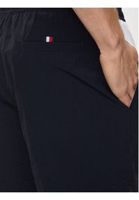 TOMMY HILFIGER - Tommy Hilfiger Szorty kąpielowe UM0UM03259 Granatowy Regular Fit. Kolor: niebieski. Materiał: syntetyk #4