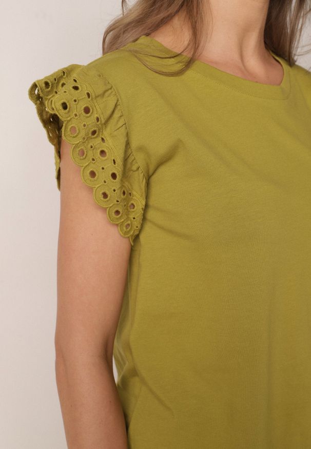 Born2be - Ciemnozielona Bluzka z Bawełny z Ażurowymi Falbankami Zamiast Rękawów Vodelia. Typ kołnierza: kołnierz z falbankami. Kolor: zielony. Materiał: bawełna. Wzór: ażurowy