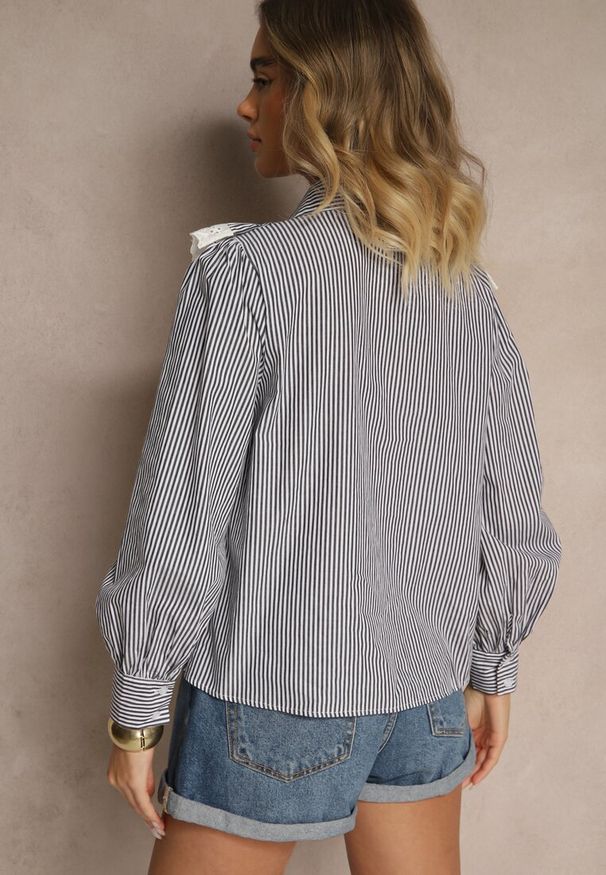 Renee - Czarna Koszula z Bawełny w Prążki Zdobiona Ażurową Falbanką przy Dekolcie Paliara. Okazja: na spotkanie biznesowe, na co dzień. Typ kołnierza: kołnierzyk klasyczny. Kolor: czarny. Materiał: bawełna. Długość rękawa: długi rękaw. Długość: długie. Wzór: ażurowy, aplikacja, prążki. Styl: elegancki, casual, klasyczny, biznesowy