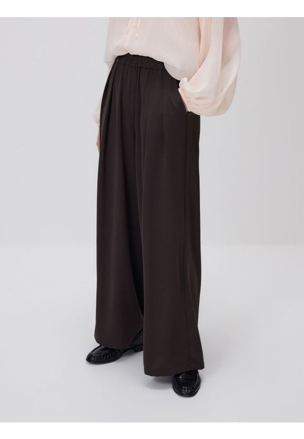 Reserved - Szerokie spodnie - brązowy. Kolor: brązowy. Materiał: tkanina. Wzór: gładki