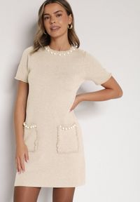 Born2be - Jasnobeżowa Trapezowa Sukienka Sweterkowa Ozdobiona Perełkami Eletusa. Okazja: na co dzień. Kolor: beżowy. Wzór: aplikacja. Typ sukienki: trapezowe. Styl: casual, elegancki. Długość: midi #3