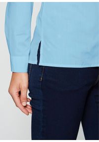 Bluzka bonprix jasnoniebieski. Typ kołnierza: kołnierzyk klasyczny. Kolor: niebieski #5