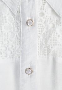 Renee - Biała Wiskozowa Koszula z Krótkim Rękawem Zdobiona Koronkowymi Wstawkami Phiniche. Okazja: na imprezę. Kolor: biały. Materiał: wiskoza, koronka. Długość rękawa: krótki rękaw. Długość: krótkie. Wzór: aplikacja. Sezon: lato. Styl: elegancki #3