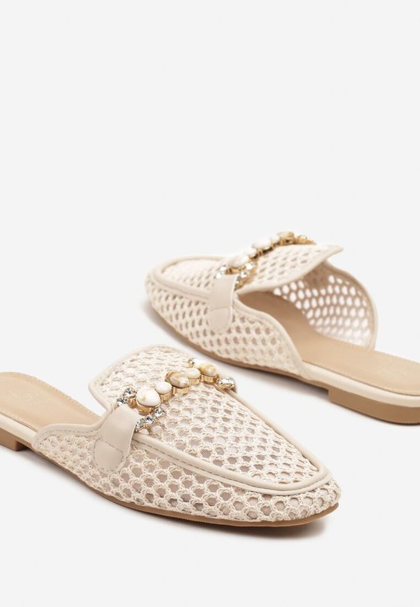 Renee - Beżowe Klapki Mule z Siateczkową Cholewką Ozdobione Cyrkoniami i Klamrą Nimivina. Okazja: na co dzień, na spotkanie biznesowe. Kolor: beżowy. Materiał: materiał. Wzór: aplikacja. Sezon: lato. Styl: casual, biznesowy, elegancki, klasyczny