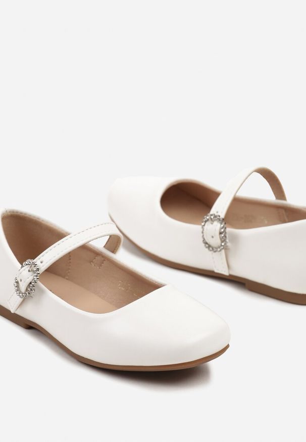 Born2be - Białe Balerinki z Kwadratowym Noskiem Olianelis. Okazja: na co dzień, na imprezę, na spacer. Zapięcie: sprzączka. Kolor: biały. Materiał: jeans. Styl: klasyczny, elegancki, casual
