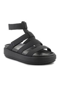 Sandały Crocs Brooklyn luxe Gladiator 209557-060 czarne. Okazja: na co dzień. Zapięcie: pasek. Kolor: czarny. Materiał: materiał. Wzór: paski. Styl: elegancki, casual