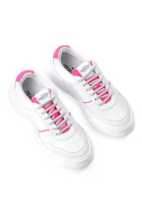 PREMIUM BASICS - Sneakersy z różową piętą Fluo. Kolor: biały. Wzór: aplikacja #5
