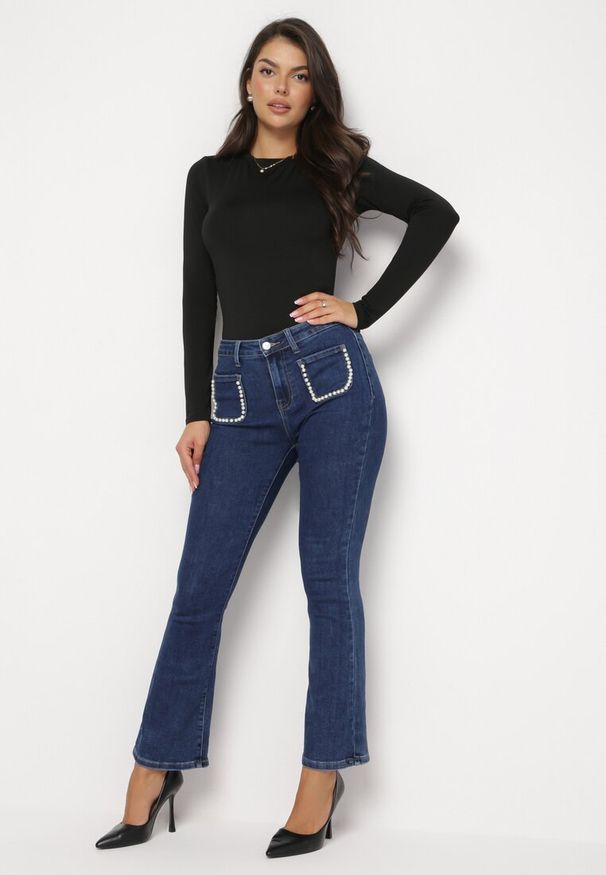 Born2be - Niebieskie Jeansy Dzwony z Perełkami Przy Kieszeniach Rayse. Okazja: na co dzień. Kolor: niebieski. Styl: casual, elegancki