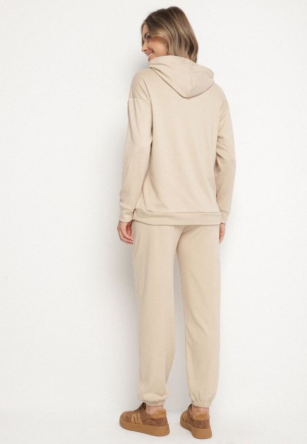 Born2be - Beżowy Komplet Dresowy Bluza z Kapturem i Kangurową Kieszenią i Spodnie Liriela. Kolor: beżowy. Materiał: dresówka