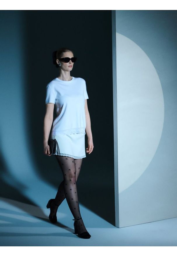 Sinsay - Swetrowa spódniczka mini z koronką - kremowy. Kolor: kremowy. Materiał: koronka. Wzór: koronka