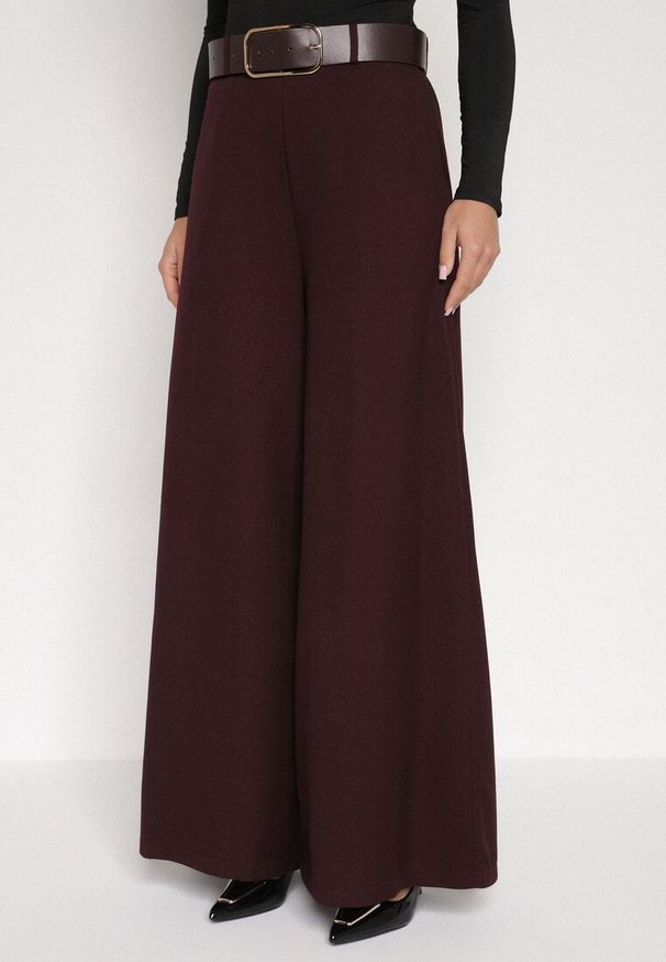 Born2be - Bordowe Bawełniane Szerokie Spodnie Garniturowe z Wysokim Stanem i Paskiem Tusamia. Okazja: na co dzień, na spotkanie biznesowe. Stan: podwyższony. Kolor: czerwony. Materiał: bawełna. Styl: klasyczny, casual, elegancki, biznesowy