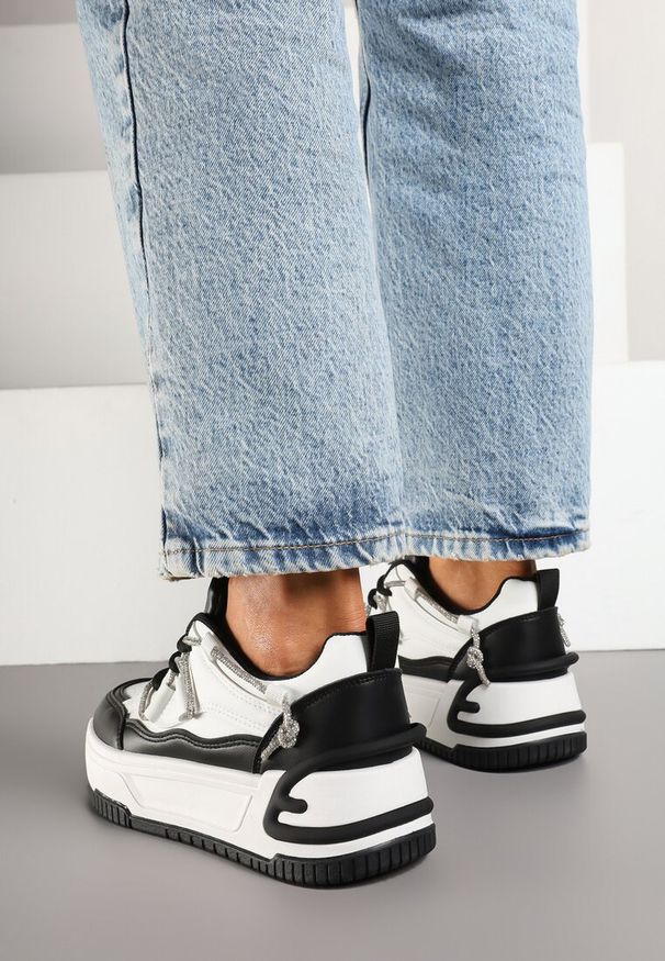 Born2be - Biało-Czarne Sneakersy na Grubej Podeszwie Zdobione Cyrkoniami Neothra. Okazja: na co dzień, na spacer. Kolor: biały. Materiał: jeans. Wzór: aplikacja. Sport: turystyka piesza