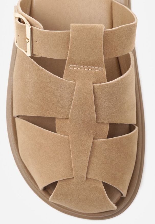 Renee - Ciemnobeżowe Klapki z Zakrytym Noskiem i Ozdobnymi Paskami z Klamerką Themine. Kolor: beżowy. Materiał: nubuk, koronka. Sezon: lato