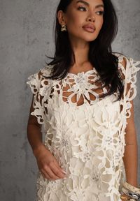 Renee - Jasnobeżowa Bawełniano-Wiskozowa Sukienka Slip Dress z Ozdobną Narzutką Sagossia. Okazja: na co dzień. Kolor: beżowy. Materiał: wiskoza, bawełna. Długość rękawa: na ramiączkach. Wzór: aplikacja. Styl: casual #4