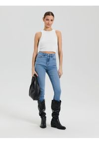 Sinsay - Crop top bez rękawów - biały. Kolor: biały. Długość rękawa: bez rękawów #1