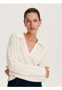 Reserved - Ażurowy sweter z kołnierzem - kremowy. Kolor: kremowy. Materiał: wełna, dzianina. Wzór: ażurowy #1