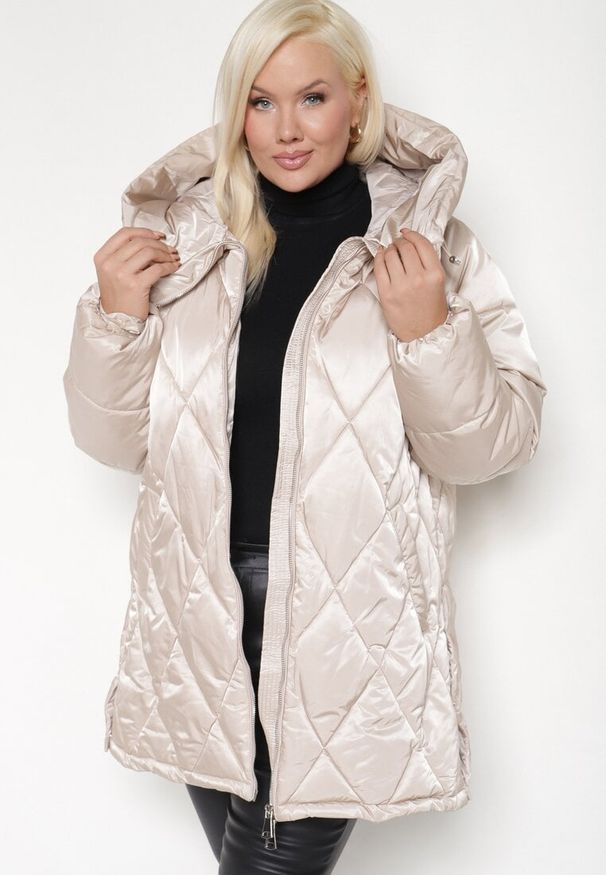 Born2be - Jasnobeżowa Pikowana Kurtka z Rozcięciami na Napy i z Kapturem ze Ściągaczami Letamira. Okazja: na co dzień. Typ kołnierza: kaptur. Kolekcja: plus size. Kolor: beżowy. Materiał: jeans. Długość rękawa: długi rękaw. Długość: długie. Styl: elegancki, casual