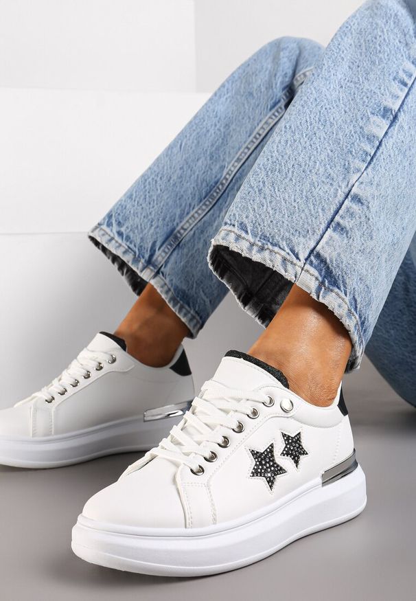 Renee - Biało-Czarne Sneakersy na Płaskiej Podeszwie Ozdobione Metalicznymi Elementami i Wstawkami Kalelia. Okazja: na co dzień. Kolor: biały. Materiał: jeans. Wzór: aplikacja. Obcas: na płaskiej podeszwie