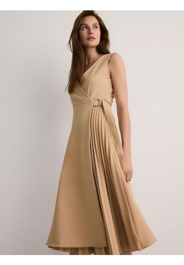 Reserved - Sukienka midi z plisami - beżowy. Kolor: beżowy. Materiał: tkanina, wiskoza. Długość: midi