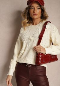 Renee - Jasnobeżowy Sweter z Bawełną Ozdobiony Kwiatkami 3D i Perełkami Noraleth. Okazja: na co dzień, na spotkanie biznesowe. Kolor: beżowy. Materiał: bawełna. Wzór: aplikacja, kwiaty. Styl: biznesowy, elegancki, casual